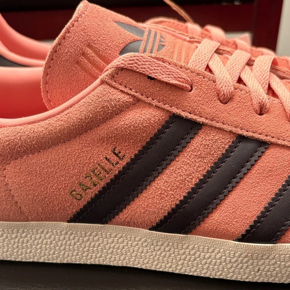 New Men’s Adidas Gazelle Pink Sneakers‎ with Black Stripes Size 12